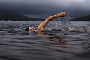 梦见在大海里游泳是什么意思？
